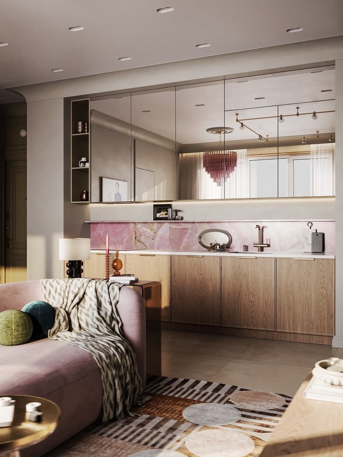 Cuisine ouverte avec façades hautes en miroir, crédence en marbre rose et façades basses en chêne