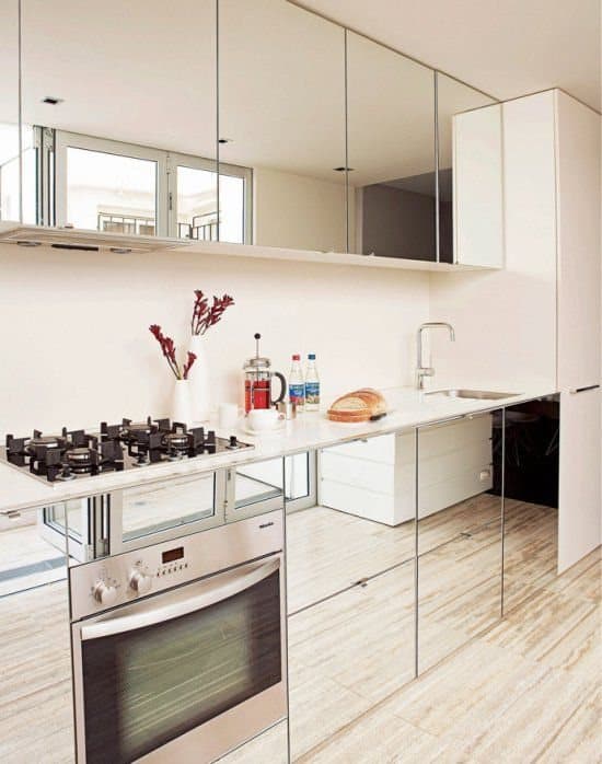 Cuisine claire avec façades miroir