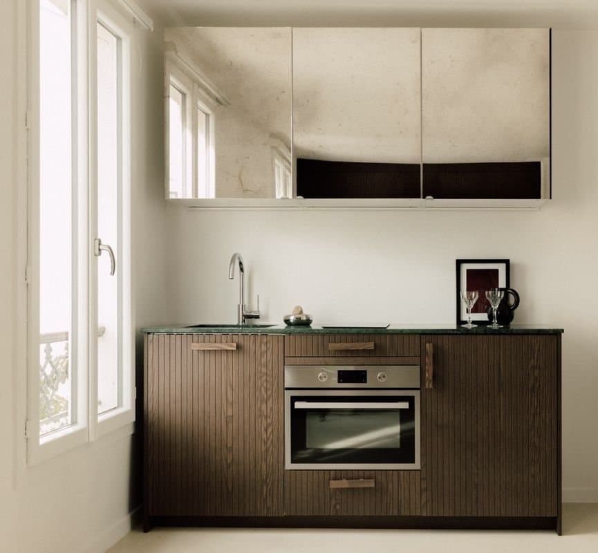 Façades hautes miroir et façades basses en bois foncé